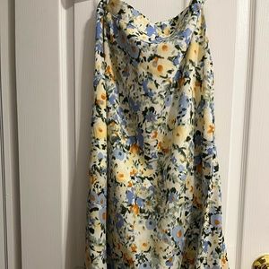 Floral pastel coloured Midi skirt. Zipper on the side.